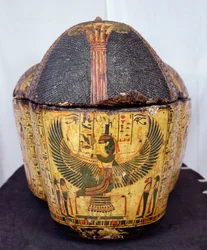 Estremità superiore della bara della mummia di Nesyamun, probabilmente trovata a Deir El-Bahri, Nuovo Regno, c.1100 a.C. (legno dipinto)