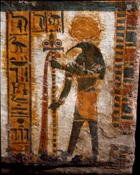 Antichità egizia: Thot, il dio della luna, in forma di uomo con testa di ibis. Decorazione del sarcofago antropoide dello scriba Butehamon, XXI dinastia (1085-935 a.C.). Museo Egizio di Torino