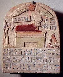 Stele dipinta in calcare del dio Apis