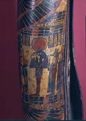 Dettaglio del sarcofago che mostra Re-Harakhty con disco solare, che tiene scettro e flagello, due figli di Horus dietro, Terzo Periodo Intermedio, 850-730 a.C. (dettaglio)