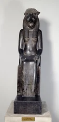 Antichità egizia: la dea leonessa Sekhmet con il cartiglio del re Sheshonq I. Statua in granito nero. 950-929 a.C. Torino, Museo Egizio