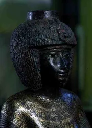Statua della Divina Adoratrice Karomama, Terzo Periodo Intermedio (dettaglio)