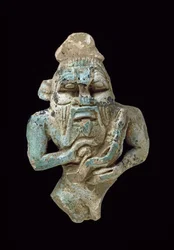 Amuleto in faience di Bes che allatta un Horus