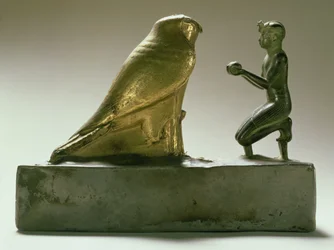 Statua del re Taharqa che adora il dio falco Hemen, egiziano, Terzo Periodo Intermedio