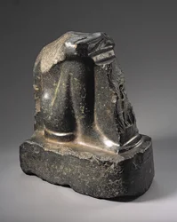 Frammento di una statua naofora, Periodo Tardo Dinastico