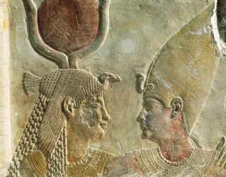 Re Nectanebo II accolto dalla dea Iside, rilievo in pietra calcarea dipinta, dal Serapeo di Saqqara (dettaglio)
