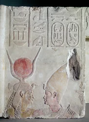 Nectanebo II (360-343 a.C.) abbracciato dalla dea Iside, frammento di una porta, Periodo Tardo, c.358-341 a.C.