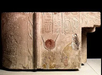 Nectanebo II (360-343 a.C.) abbracciato dalla dea Iside, frammento di una porta, Periodo Tardo, c.358-341 a.C.