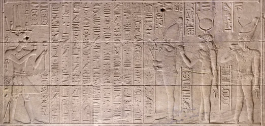 Rilievi nel santuario interno, tempio di Philae, Aswan, Egitto