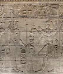 Rilievi nel santuario interno, tempio di Philae, Aswan, Egitto