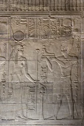 Rilievi nel santuario interno, tempio di Philae, Aswan, Egitto