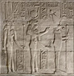 Rilievi nel santuario interno, tempio di Philae, Aswan, Egitto