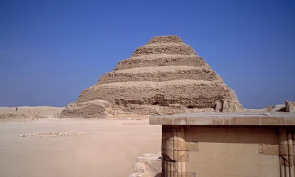 Antichità egizia: Vista della Piramide di Sakkarah. Costruzione di Imhotep per il re Djeser (circa 2700 a.C.) (III dinastia) Saqqarah, Egitto