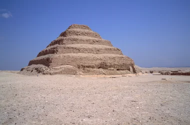 Antichità egizia: vista della Piramide di Sakkarah. Costruzione di Imhotep per il re Djeser (circa 2700 a.C.) (III dinastia) Saqqarah, Egitto