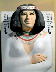 Antichità egiziane: Nofret, moglie del sommo sacerdote di Eliopoli e principe di Pe Rahotep. Dettaglio della scultura in calcare dipinto. IV dinastia. Dalla mastaba di Rahotep a Meidoum. Museo Egizio, Il Cairo
