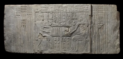 Il sacerdote Sheri e sua moglie Khenteyetka, con offerte funerarie, dalla tomba di Sheri, Saqqara, Antico Regno