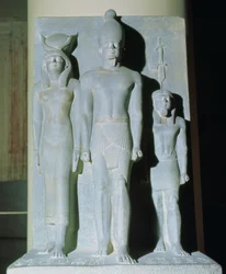 Triade di Menkaura (Micerino) con la dea Hathor e una delle divinità del nome, presa dal Tempio della Valle della Piramide di Menkaura a Giza, Antico Regno, c.2529 a.C.