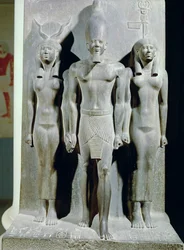 Triade di Menkaure (Micerino) con la dea Hathor e la dea del nome di Aphroditopolis