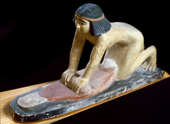 Antichità egizia: “egiziano che schiaccia cereali per fare il pane” Figurina. V dinastia. 2400 a.C. Firenze, Museo Archeologico