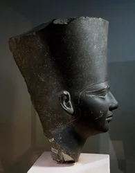 Testa del faraone Userkaf, dal tempio solare di Userkaf ad Abusir, Antico Regno