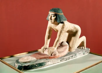 Modello di donna che macina il grano, Antico Regno (pietra policroma)