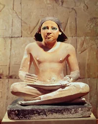 Scrivano seduto a gambe incrociate con un rotolo di papiro, da Saqqara, Antico Regno c.2475 a.C.