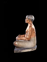 Vista ampia della statua dello scriba accovacciato, da Saqqara