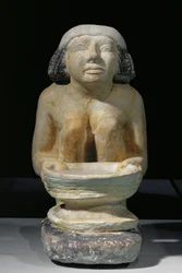 Donna con setaccio. Da Gizeh, mastaba di Djacha. Medio (calcare)