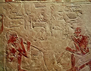 Rilievo raffigurante soffiatori di vetro, dalla Mastaba di Kaemrehu, Saqqara, Antico Regno, c.2325 a.C. (calcare dipinto)