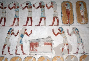 Uomini armati e figura davanti a un sarcofago, Valle dei Re, Luxor