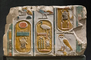 Parete scolpita che rappresenta tre cartigli del re Thutmosis I e III