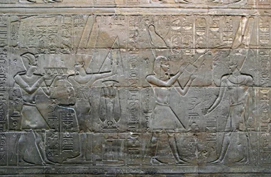 Antichità egizia: Alessandro Magno che fa offerte al dio Amon Min (dettaglio di un bassorilievo, Cappella della Barca Sacra, Tempio di Luxor, Egitto)