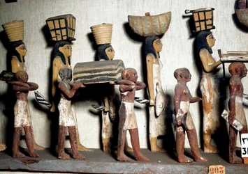 Antichità egizia: un gruppo scolpito in legno dipinto che rappresenta servi che portano offerte al defunto. Il Cairo, Museo Egizio