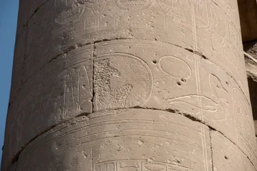 Antichità egizia: dettaglio di una colonna con cartiglio cancellato a causa della "damnatio memoriae", cancellazione dei cartigli di alcuni faraoni considerati eretici dai loro successori, Tempio di Luxor. Riva Est (Tebe), Egitto