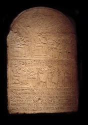 Antichità egizia: stele di calcare che rappresenta Pia che adora il dio coccodrillo Sobek seguita dal figlio Iy-Hebnef che fa offerte al dio. Dal tempio di Sobek a Dahamsha