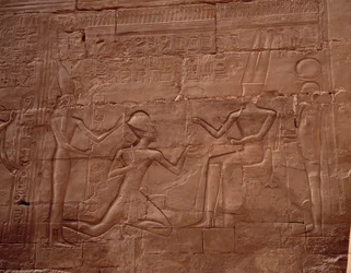 Antichità egiziane: rilievo che decora le pareti del tempio di Karnak, Egitto