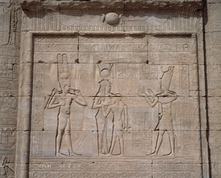 Antichità egizia: vista dei bassorilievi del tempio della dea Hathor a Denderah