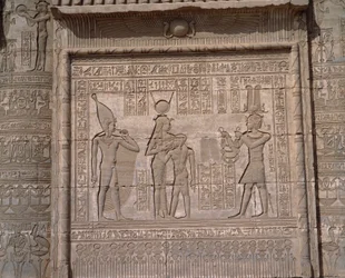 Antichità egiziana: vista dei bassorilievi del tempio della dea Hathor a Dendera