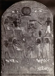 Bassorilievo degli occhi di Horus: bassorilievo e geroglifici su una stele ad arco con gli occhi di Horus in cima. Arte egizia. Stele Musee du Louvre, A.G. Photo