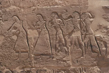 Rilievo di scriba e prigioniero nel tempio fortificato di Ramses III a Medinet Habu