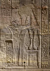 Il Faraone e i suoi attributi, Tempio di Horus a Edfu