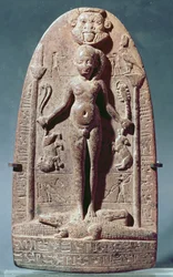 Cippo raffigurante Horus bambino in piedi sui coccodrilli (granito rosa)