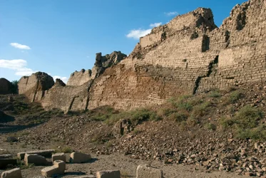 Antichità egizia: mura che proteggono il sito del tempio dedicato a Hathor, Denderah, Egitto