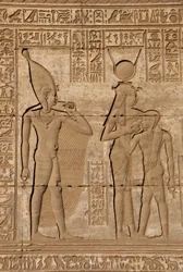 Antichità egizia: mammisi romano che commemora la nascita di Ihy, figlio di Hathor - Dettaglio di rilievi e geroglifici: la dea Iside - Hathor che allatta suo figlio Ihi (Ihy) e dietro di lei un