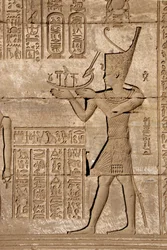 Antichità egizia: mammisi romano commemorativo della nascita di Ihy, figlio di Iside - Dettaglio di rilievi e geroglifici, Tempio di Hathor, Denderah, Egitto