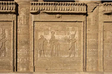 Antichità egizia: mammisi romano che commemora la nascita di Ihy, figlio di Iside. Tempio di Hathor, Denderah, Egitto