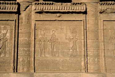 Antichità egizia: mammisi romano che commemora la nascita di Ihy, figlio di Iside. Tempio di Hathor, Denderah, Egitto