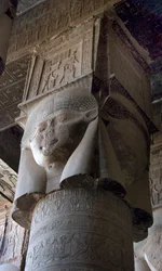 Antichità egizia: capitello di colonne decorato con la rappresentazione della dea Hathor. Tempio di Hathor, Denderah, Egitto