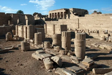 Antichità egizia: colonne del tempio dedicato a Hathor, Denderah, Egitto