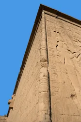 Antichità egizia: angolo della parete posteriore del tempio dedicato alla dea Hathor (a destra rappresentazione di Cleopatra). Denderah, Egitto